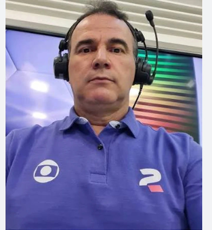 Kléber Guerra em ambiente de transmissão esportiva